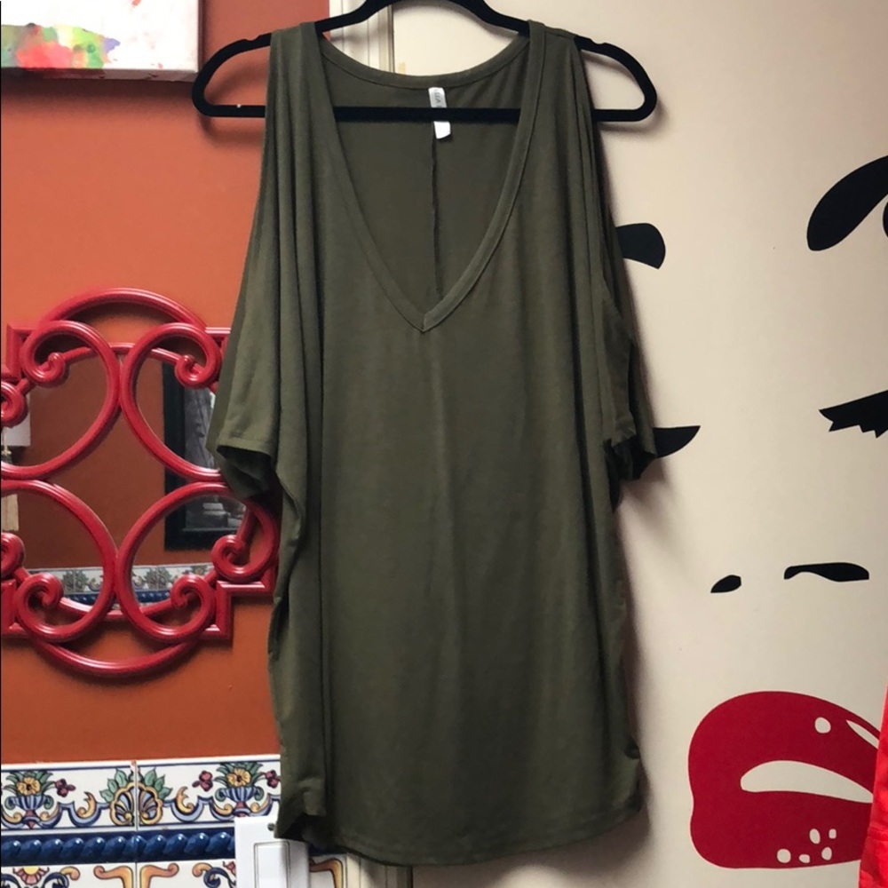Cold Shoulder Top 💚 Sz 16